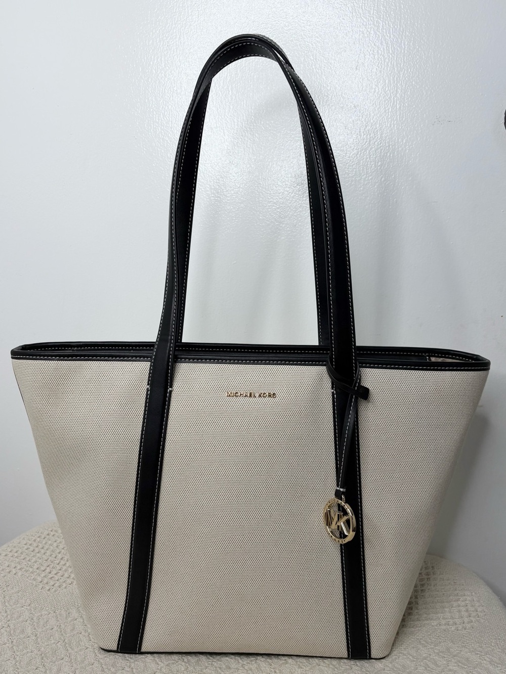 New Michael Kors Jet Set Travel Tote Black Natural - Picture 1 of 8